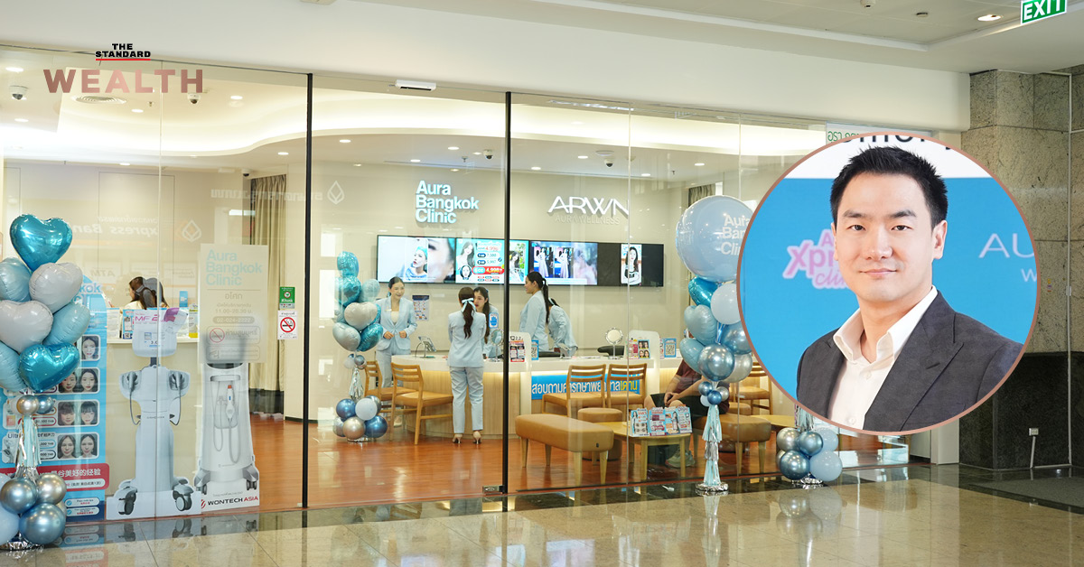 ผู้บริหาร Aura Wellness นั่งบนโซฟาในคลินิก