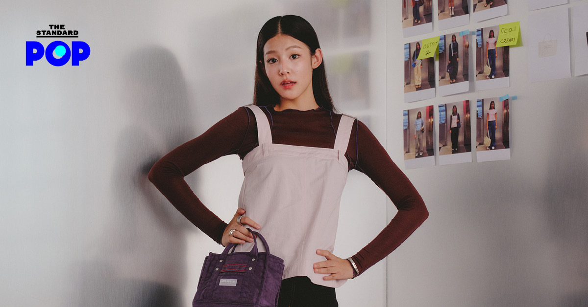 ใบปอ-ธิติยา จิระพรศิลป์ ถ่ายแบบคู่กับกระเป๋า Beyond The Vines รุ่น Crunch Carryall สี Dark Plum