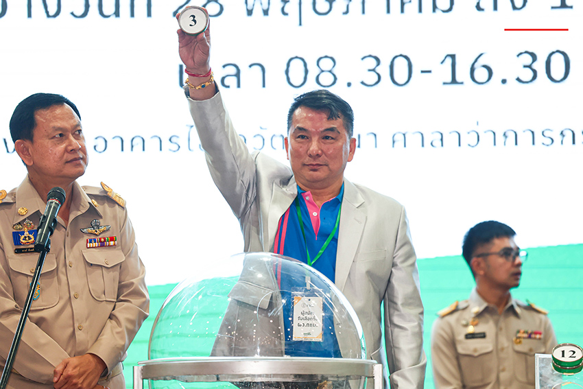 ผู้สมัครผู้ว่าราชการกรุงเทพมหานครจับสลากหมายเลขประจำตัว 10