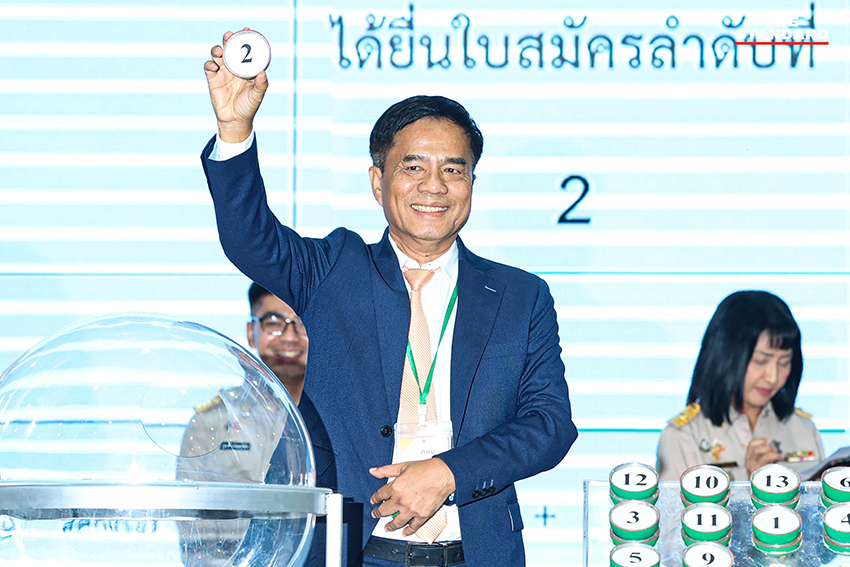 ผู้สมัครผู้ว่าราชการกรุงเทพมหานครจับสลากหมายเลขประจำตัว 11