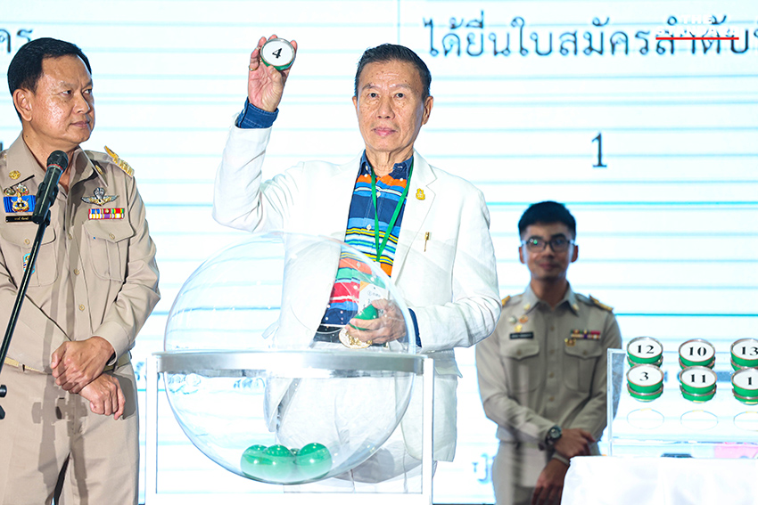 ผู้สมัครผู้ว่าราชการกรุงเทพมหานครจับสลากหมายเลขประจำตัว 12
