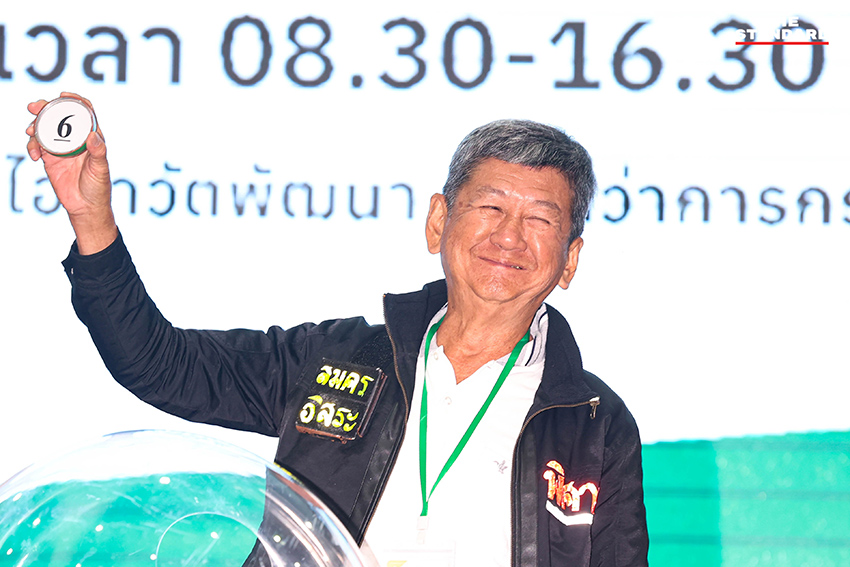 ผู้สมัครผู้ว่าราชการกรุงเทพมหานครจับสลากหมายเลขประจำตัว 8