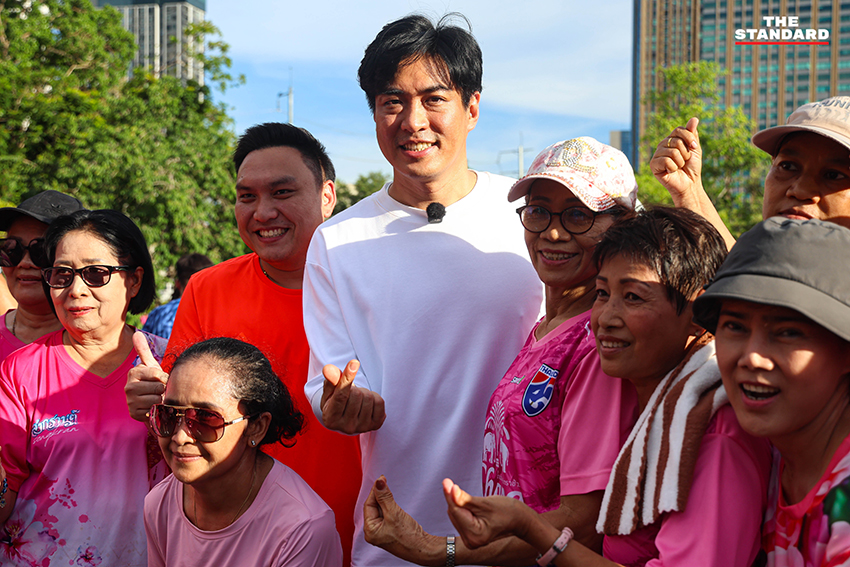 ชัชชาติ สิทธิพันธุ์ และ ชัยวัฒน์ สถาวรวิจิตร พบปะกันในงาน ‘มักม่วน หน้าฮ้าน กลางเมือง’ ที่สวนจตุจักร 4