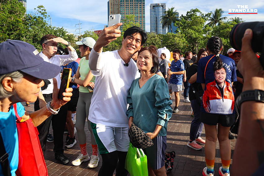 ชัชชาติ สิทธิพันธุ์ และ ชัยวัฒน์ สถาวรวิจิตร พบปะกันในงาน ‘มักม่วน หน้าฮ้าน กลางเมือง’ ที่สวนจตุจักร 6
