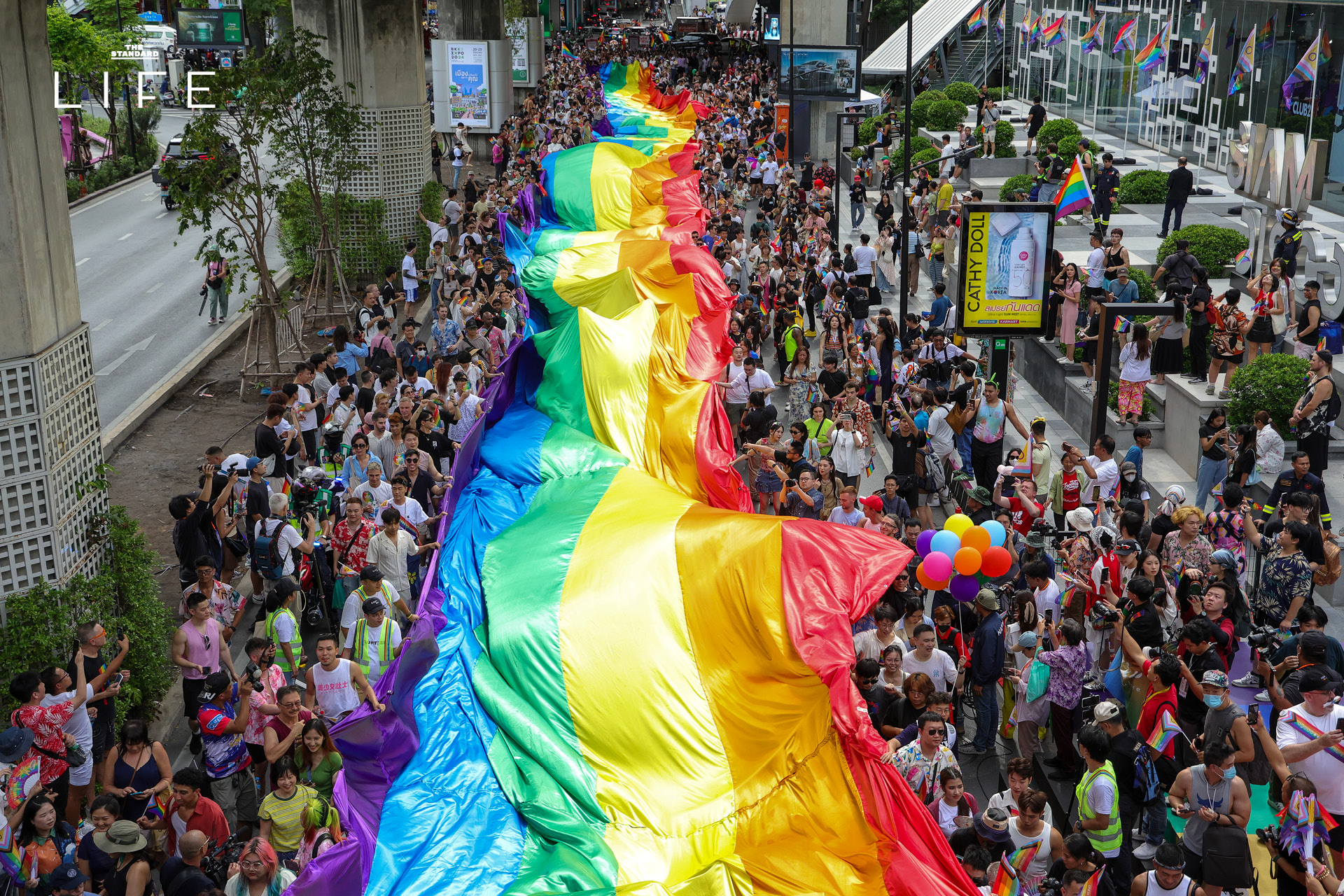 ภาพบรรยากาศขบวนพาเหรด Bangkok Pride 2026 ที่จะเนรมิตถนนสีลมเป็นสีรุ้ง พร้อมการแสดงหมอลำ 1