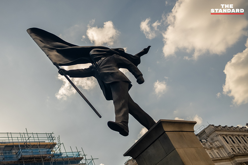 รูปปั้น Banksy กลาง ลอนดอน เป็นชายสวมสูทถือธงชาติผืนใหญ่บังหน้า 1