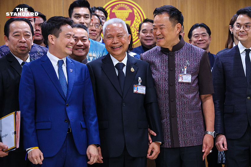 อนุทิน ชาญวีรกูล หัวหน้าพรรคภูมิใจไทย พร้อมคณะ สส. ยื่นร่างแก้ไขรัฐธรรมนูญต่อประธานสภา 1
