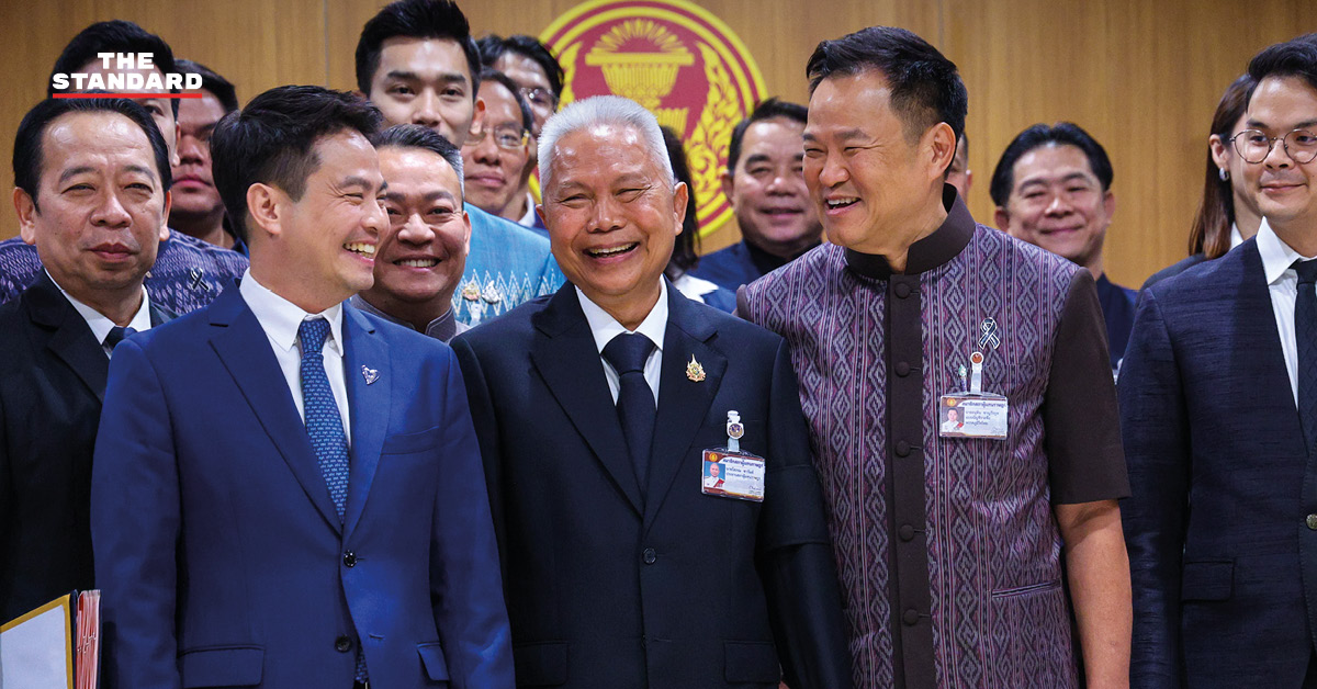 อนุทิน ชาญวีรกูล หัวหน้าพรรคภูมิใจไทย พร้อมคณะ สส. ยื่นร่างแก้ไขรัฐธรรมนูญต่อประธานสภา