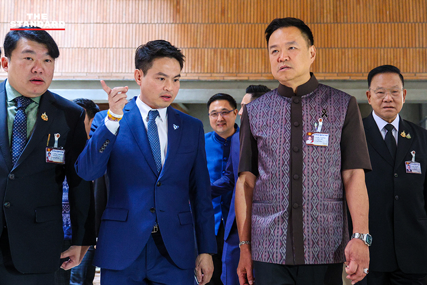 อนุทิน ชาญวีรกูล หัวหน้าพรรคภูมิใจไทย พร้อมคณะ สส. ยื่นร่างแก้ไขรัฐธรรมนูญต่อประธานสภา 10