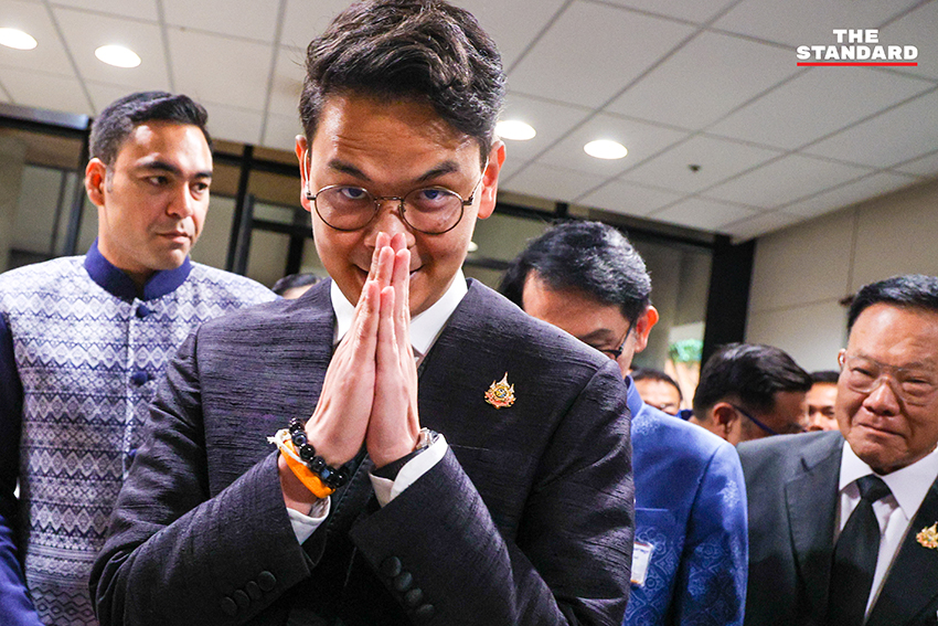 อนุทิน ชาญวีรกูล หัวหน้าพรรคภูมิใจไทย พร้อมคณะ สส. ยื่นร่างแก้ไขรัฐธรรมนูญต่อประธานสภา 3