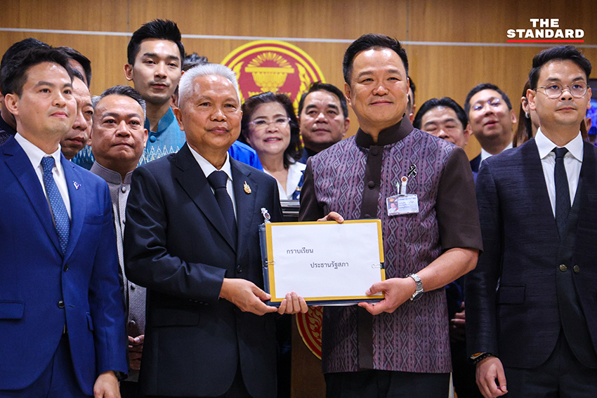 อนุทิน ชาญวีรกูล หัวหน้าพรรคภูมิใจไทย พร้อมคณะ สส. ยื่นร่างแก้ไขรัฐธรรมนูญต่อประธานสภา 4