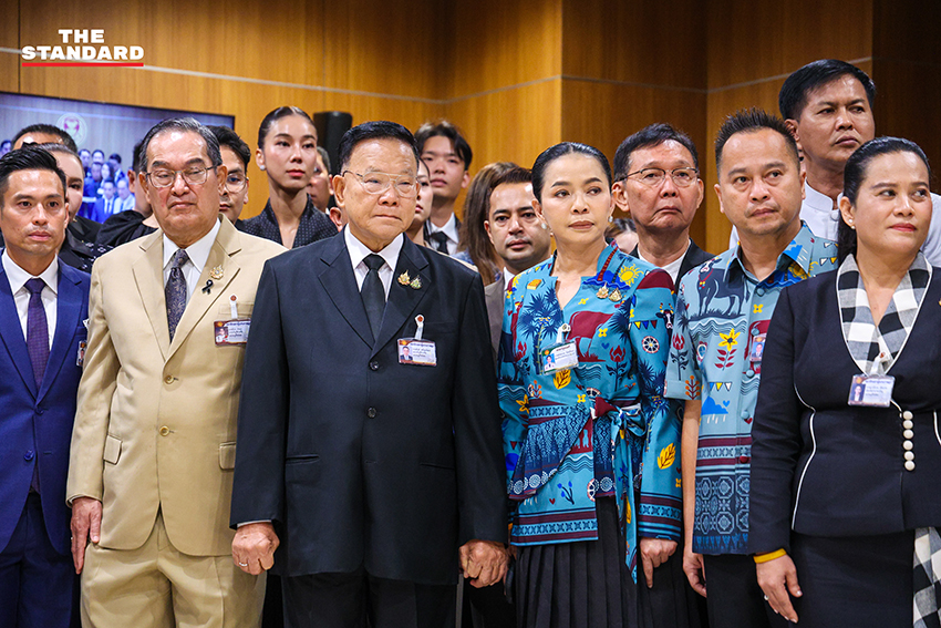 อนุทิน ชาญวีรกูล หัวหน้าพรรคภูมิใจไทย พร้อมคณะ สส. ยื่นร่างแก้ไขรัฐธรรมนูญต่อประธานสภา 5