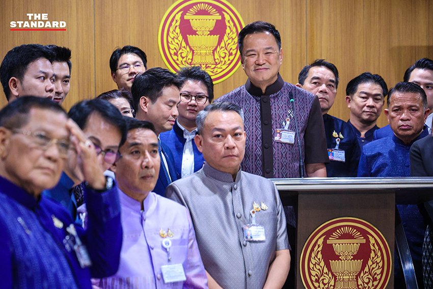 อนุทิน ชาญวีรกูล หัวหน้าพรรคภูมิใจไทย พร้อมคณะ สส. ยื่นร่างแก้ไขรัฐธรรมนูญต่อประธานสภา 6