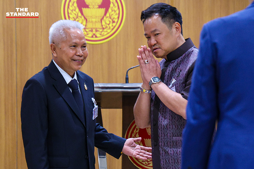 อนุทิน ชาญวีรกูล หัวหน้าพรรคภูมิใจไทย พร้อมคณะ สส. ยื่นร่างแก้ไขรัฐธรรมนูญต่อประธานสภา 7