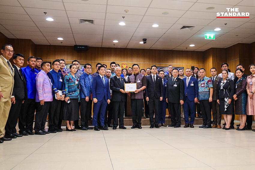 อนุทิน ชาญวีรกูล หัวหน้าพรรคภูมิใจไทย พร้อมคณะ สส. ยื่นร่างแก้ไขรัฐธรรมนูญต่อประธานสภา 8