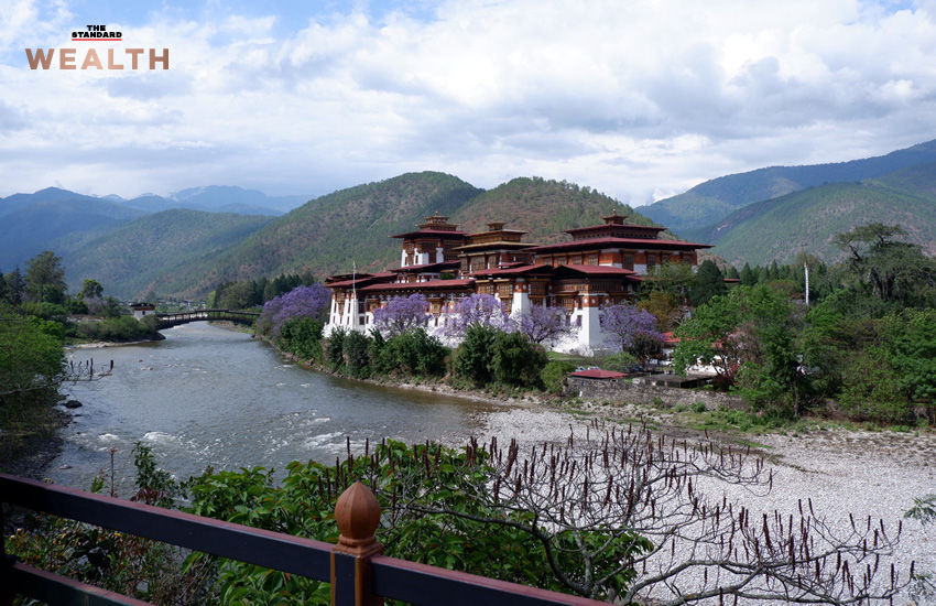 ทิวทัศน์อันงดงามของวัดทักซัง (วัดถ้ำเสือ) ในภูฏาน ตั้งตระหง่านอยู่บนหน้าผาสูง 12