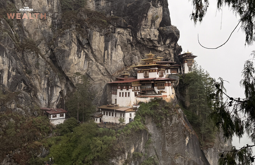 ทิวทัศน์อันงดงามของวัดทักซัง (วัดถ้ำเสือ) ในภูฏาน ตั้งตระหง่านอยู่บนหน้าผาสูง 14