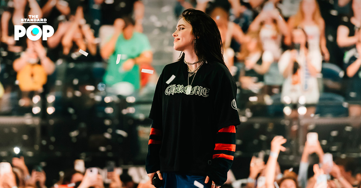 Billie Eilish กำลังแสดงคอนเสิร์ตบนเวที
