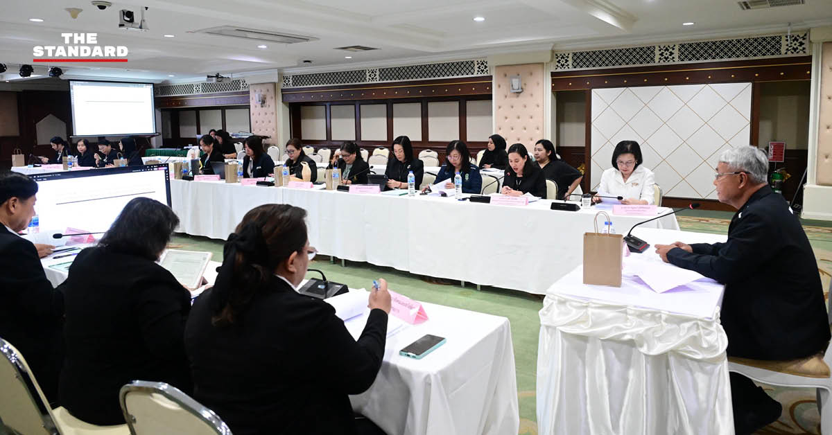 ภาพเจ้าหน้าที่กรุงเทพมหานครกำลังประชุมพิจารณาโครงการช่วยเหลือคนพิการ