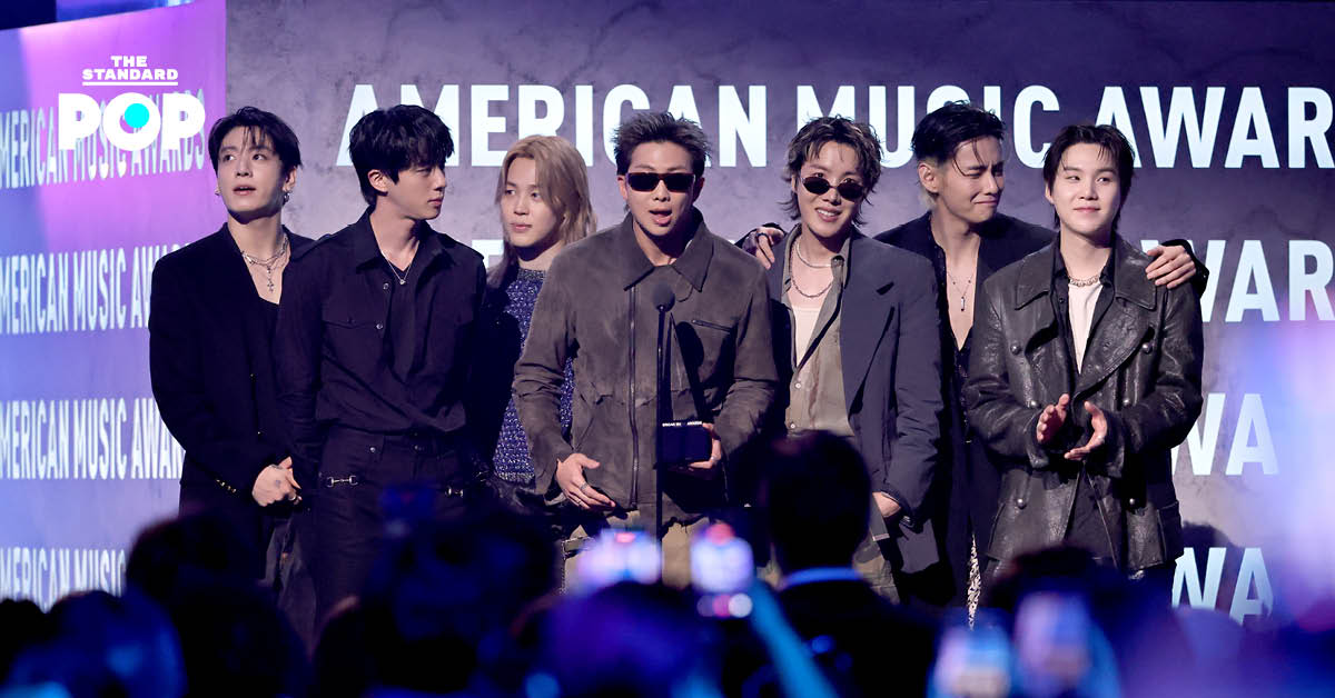 ภาพสมาชิกวง BTS ทั้ง 7 คนขณะรับรางวัลบนเวที American Music Awards