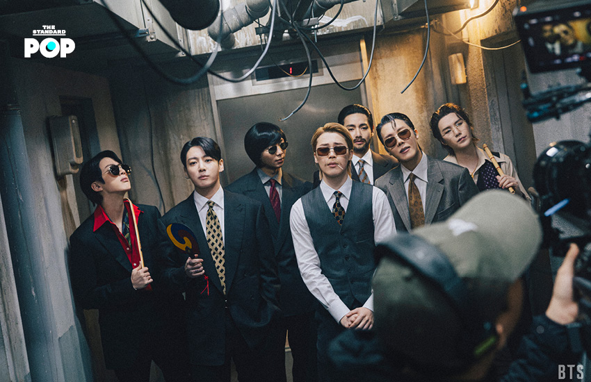 ภาพคอลลาจวง BTS จากอัลบั้ม ARIRANG ที่ผสมผสานภาพคอนเสิร์ต สถานที่สำคัญ และวัฒนธรรมเกาหลี พร้อมชื่อคอลัมน์ POP PULSE 1