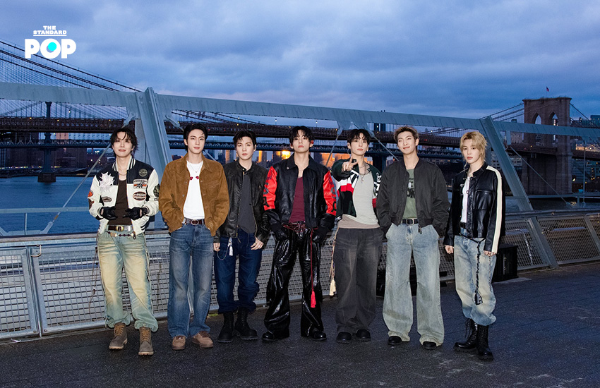 ภาพคอลลาจวง BTS จากอัลบั้ม ARIRANG ที่ผสมผสานภาพคอนเสิร์ต สถานที่สำคัญ และวัฒนธรรมเกาหลี พร้อมชื่อคอลัมน์ POP PULSE 2