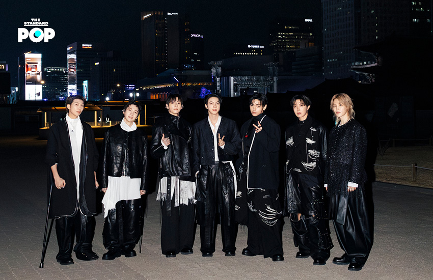 ภาพคอลลาจวง BTS จากอัลบั้ม ARIRANG ที่ผสมผสานภาพคอนเสิร์ต สถานที่สำคัญ และวัฒนธรรมเกาหลี พร้อมชื่อคอลัมน์ POP PULSE 8