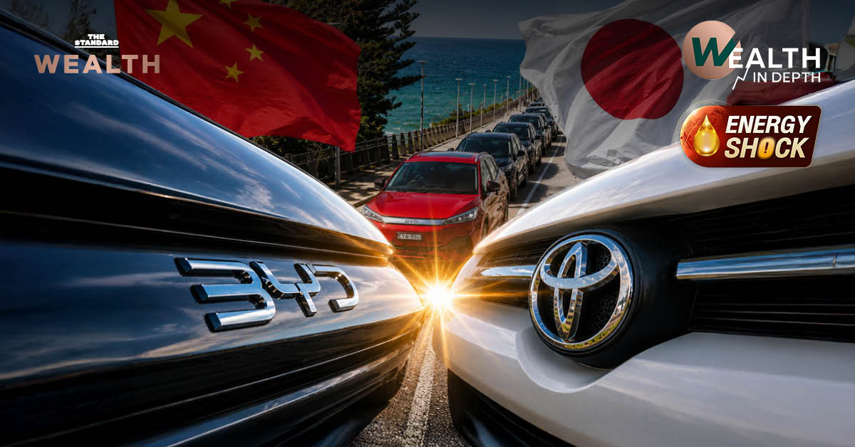 ภาพพื้นหลังแสดงโลโก้ BYD และ Toyota สื่อถึงการแข่งขันในตลาดรถยนต์