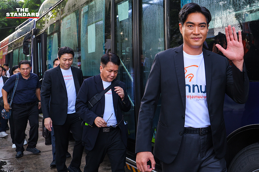 ชัยวัฒน์ สถาวรวิจิตร ผู้สมัครผู้ว่าฯ กทม. พรรคประชาชน พร้อมผู้สมัคร ส.ก. เดินทางมาลงทะเบียนเลือกตั้ง 10