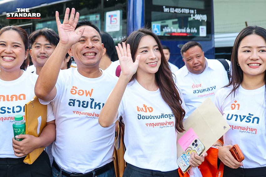 ชัยวัฒน์ สถาวรวิจิตร ผู้สมัครผู้ว่าฯ กทม. พรรคประชาชน พร้อมผู้สมัคร ส.ก. เดินทางมาลงทะเบียนเลือกตั้ง 2