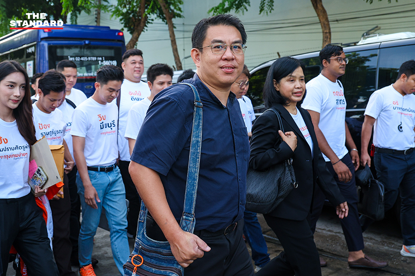 ชัยวัฒน์ สถาวรวิจิตร ผู้สมัครผู้ว่าฯ กทม. พรรคประชาชน พร้อมผู้สมัคร ส.ก. เดินทางมาลงทะเบียนเลือกตั้ง 3