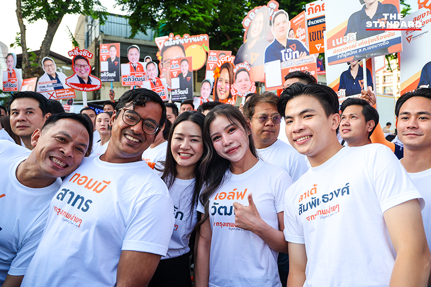 ชัยวัฒน์ สถาวรวิจิตร ผู้สมัครผู้ว่าฯ กทม. พรรคประชาชน พร้อมผู้สมัคร ส.ก. เดินทางมาลงทะเบียนเลือกตั้ง 4