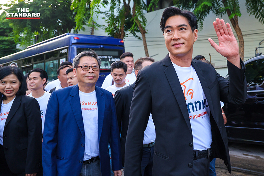 ชัยวัฒน์ สถาวรวิจิตร ผู้สมัครผู้ว่าฯ กทม. พรรคประชาชน พร้อมผู้สมัคร ส.ก. เดินทางมาลงทะเบียนเลือกตั้ง 5