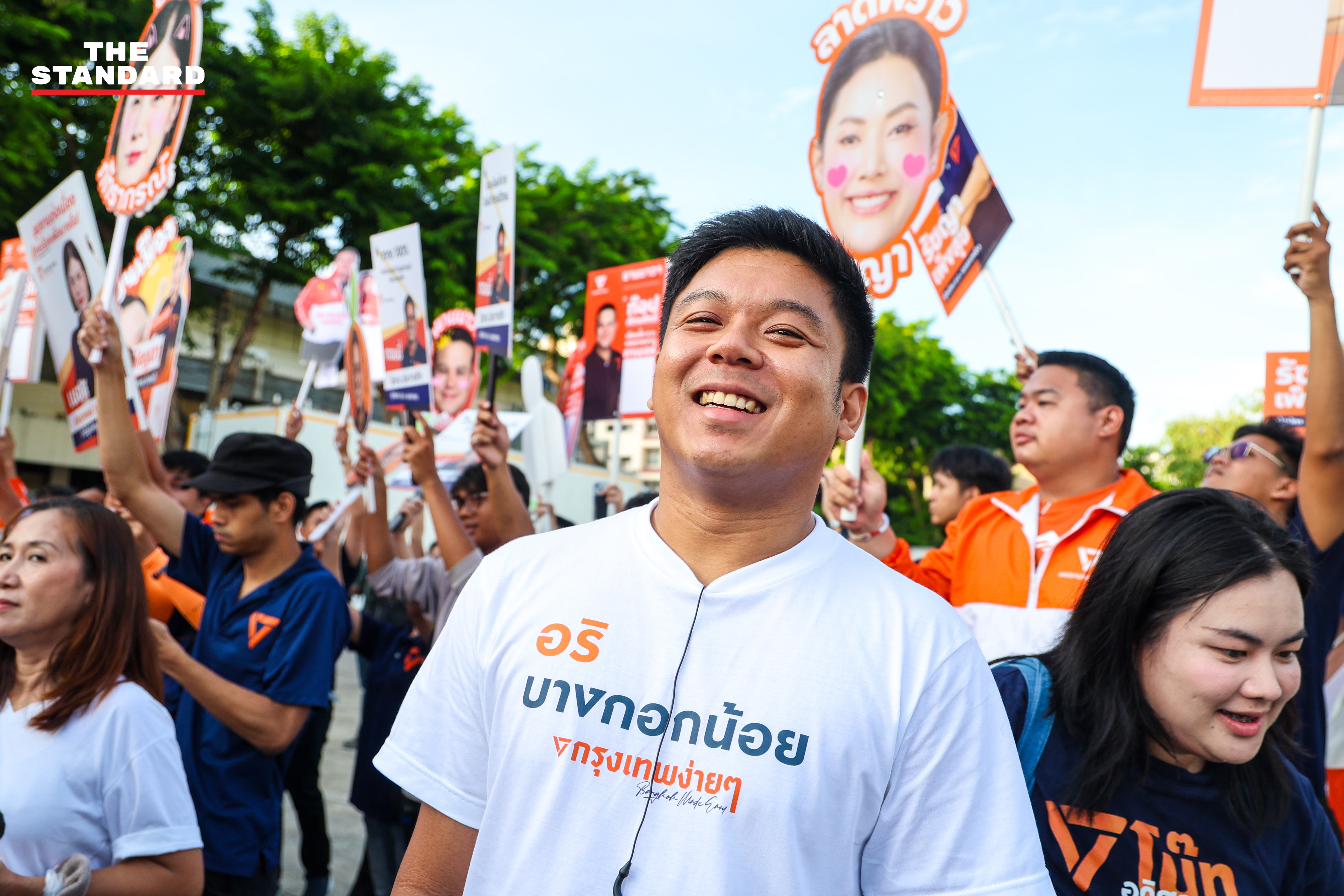 ชัยวัฒน์ สถาวรวิจิตร ผู้สมัครผู้ว่าฯ กทม. พรรคประชาชน พร้อมผู้สมัคร ส.ก. เดินทางมาลงทะเบียนเลือกตั้ง 7