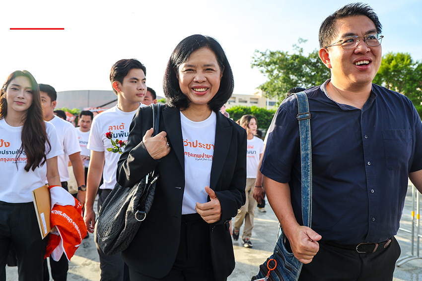 ชัยวัฒน์ สถาวรวิจิตร ผู้สมัครผู้ว่าฯ กทม. พรรคประชาชน พร้อมผู้สมัคร ส.ก. เดินทางมาลงทะเบียนเลือกตั้ง 8