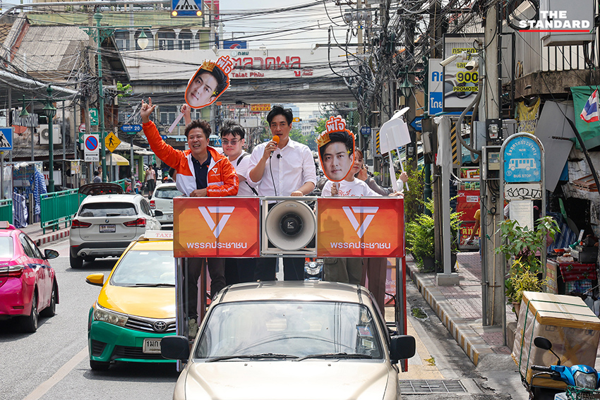 โจ-ชัยวัฒน์ สถาวรวิจิตร ผู้เสนอตัวเป็นแคนดิเดตผู้ว่าฯ กทม. ลงพื้นที่ตลาดพลู พบปะพ่อค้าแม่ค้า 10