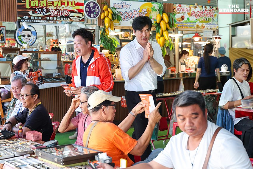 โจ-ชัยวัฒน์ สถาวรวิจิตร ผู้เสนอตัวเป็นแคนดิเดตผู้ว่าฯ กทม. ลงพื้นที่ตลาดพลู พบปะพ่อค้าแม่ค้า 8