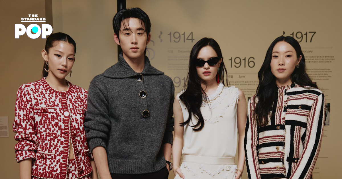 นางแบบสวมชุดจากคอลเล็กชัน CHANEL Métiers d'art 2026 ในงานแฟชั่นโชว์ที่กรุงโซล