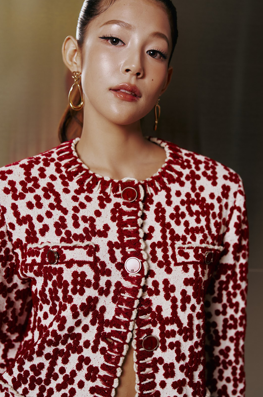 นางแบบสวมชุดจากคอลเล็กชัน CHANEL Métiers d'art 2026 ในงานแฟชั่นโชว์ที่กรุงโซล 7