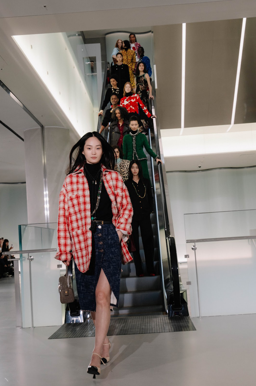 นางแบบสวมชุดจากคอลเล็กชัน CHANEL Métiers d'art 2026 ในงานแฟชั่นโชว์ที่กรุงโซล 9
