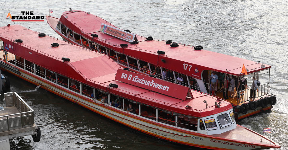 เรือด่วนเจ้าพระยากำลังแล่นอยู่ในแม่น้ำเจ้าพระยา