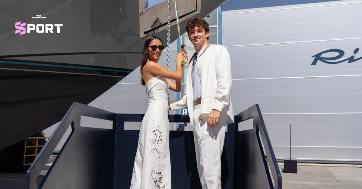 Charles Leclerc ยืนถ่ายภาพคู่กับเรือยอชต์ ‘Sedici’ ของเขา