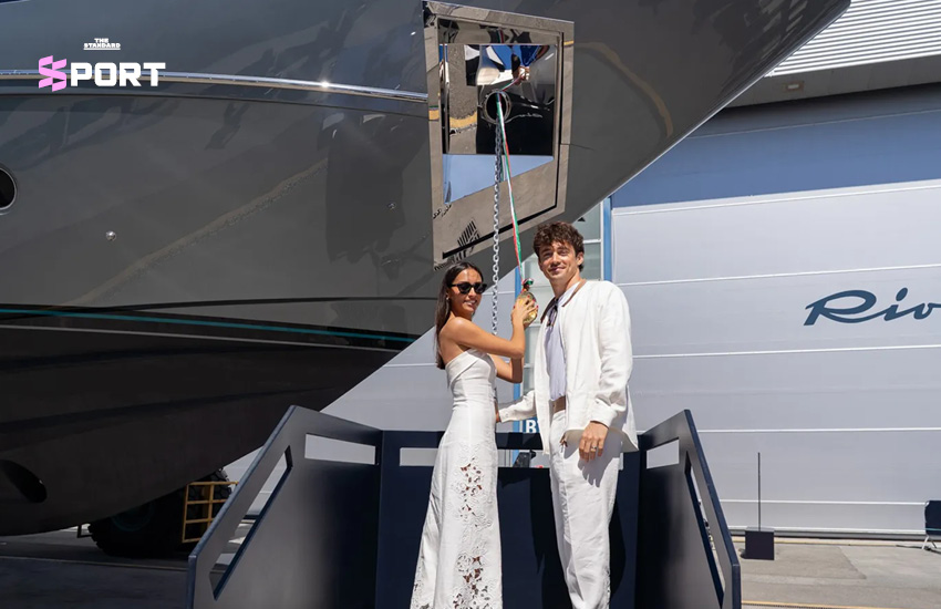 Charles Leclerc ยืนถ่ายภาพคู่กับเรือยอชต์ ‘Sedici’ ของเขา 1