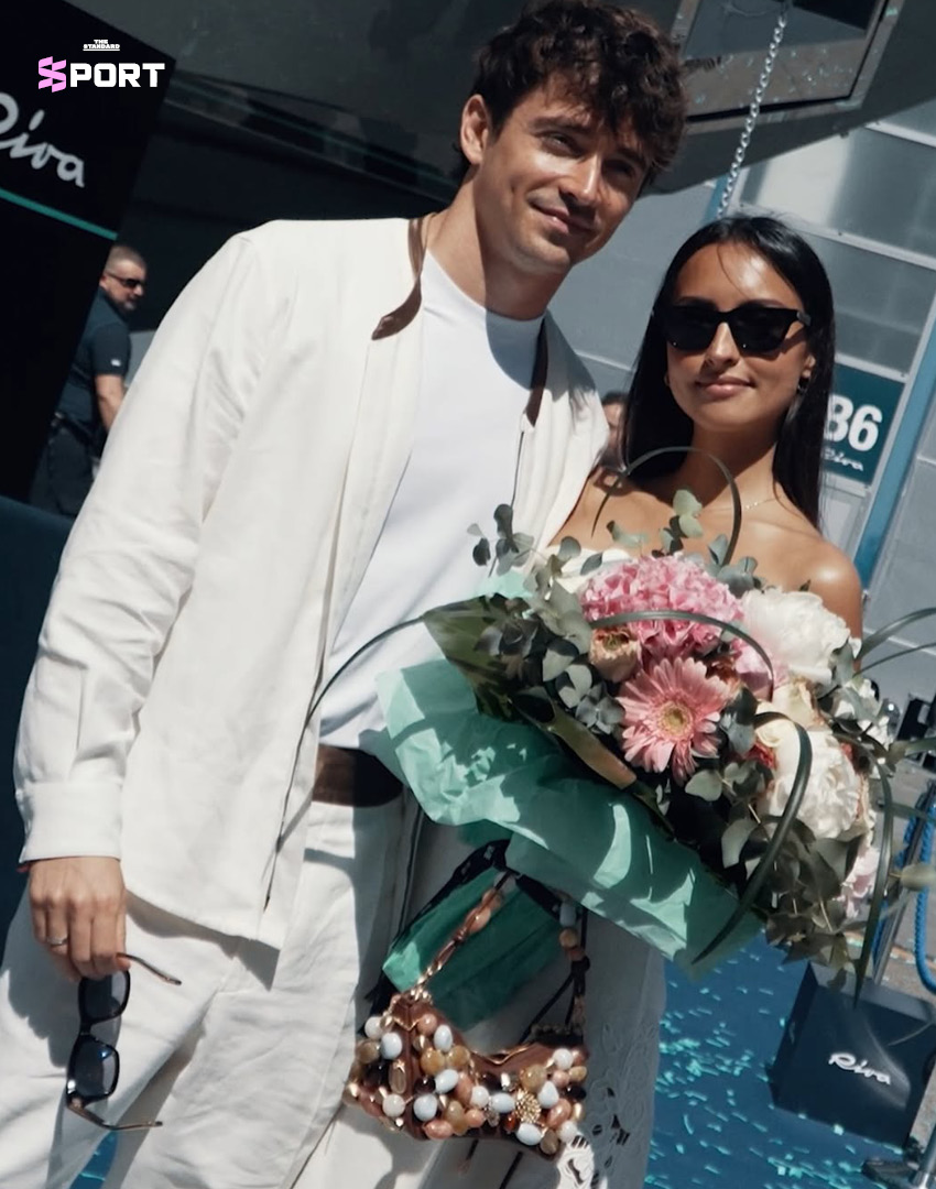 Charles Leclerc ยืนถ่ายภาพคู่กับเรือยอชต์ ‘Sedici’ ของเขา 2