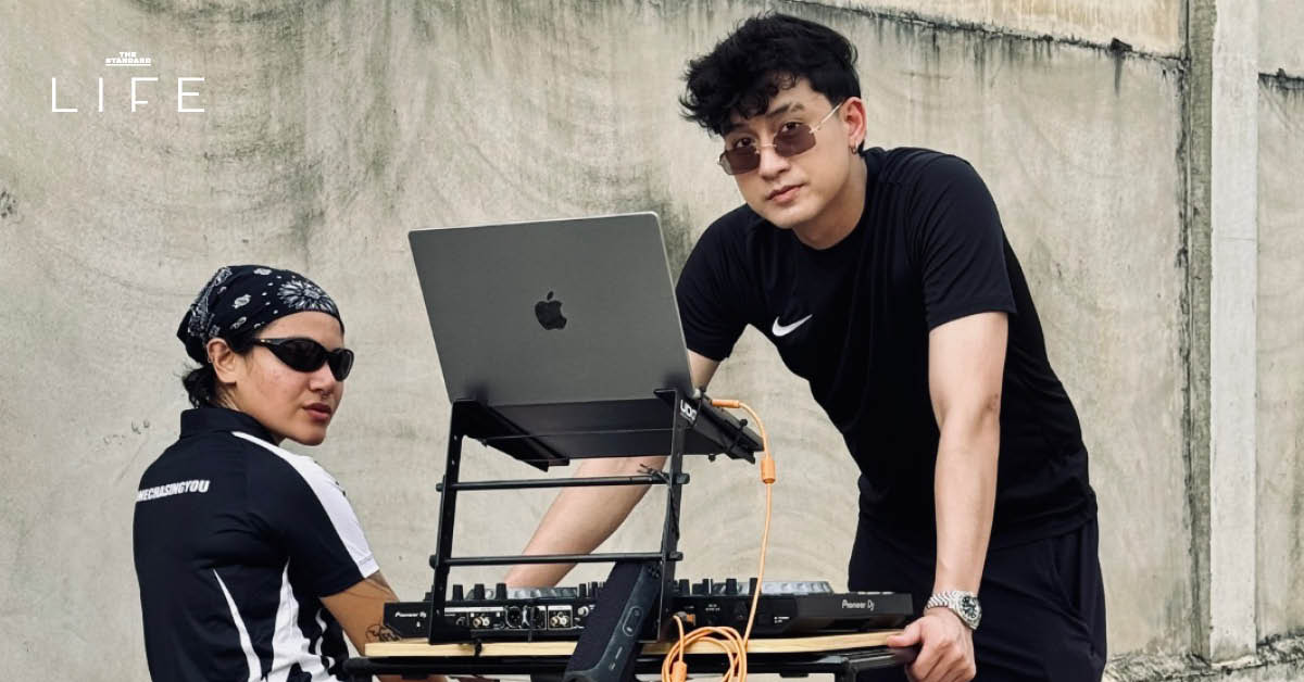 ผู้คนกำลังวิ่งตามเสียงดนตรีในกิจกรรม ‘Chase the Sound’ ที่เยาวราช