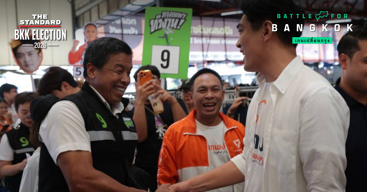 ชัชชาติ สิทธิพันธุ์ กำลังจับมือทักทายกับชัยวัฒน์ สถาวรวิจิตร ระหว่างการหาเสียงในเขตสายไหม