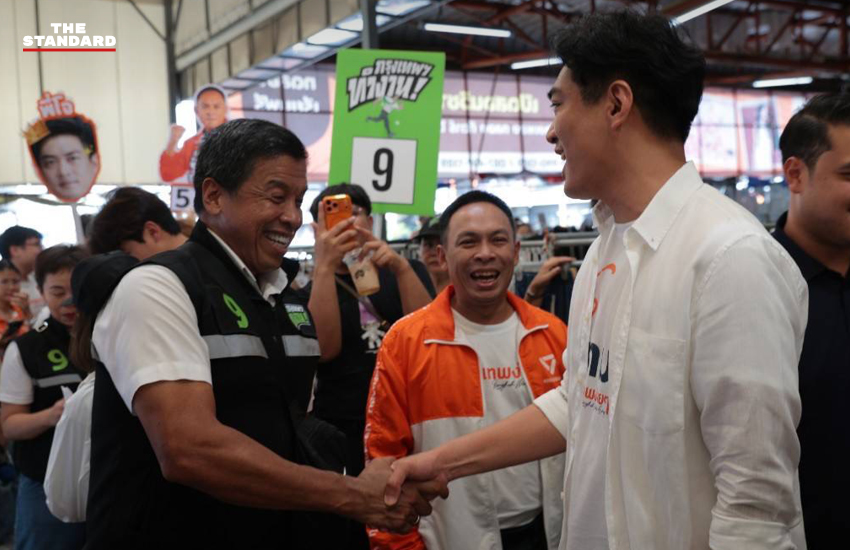 ชัชชาติ สิทธิพันธุ์ กำลังจับมือทักทายกับชัยวัฒน์ สถาวรวิจิตร ระหว่างการหาเสียงในเขตสายไหม 1