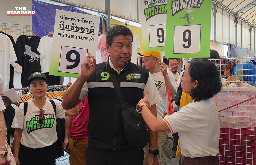 ชัชชาติ สิทธิพันธุ์ กำลังจับมือทักทายกับชัยวัฒน์ สถาวรวิจิตร ระหว่างการหาเสียงในเขตสายไหม 2