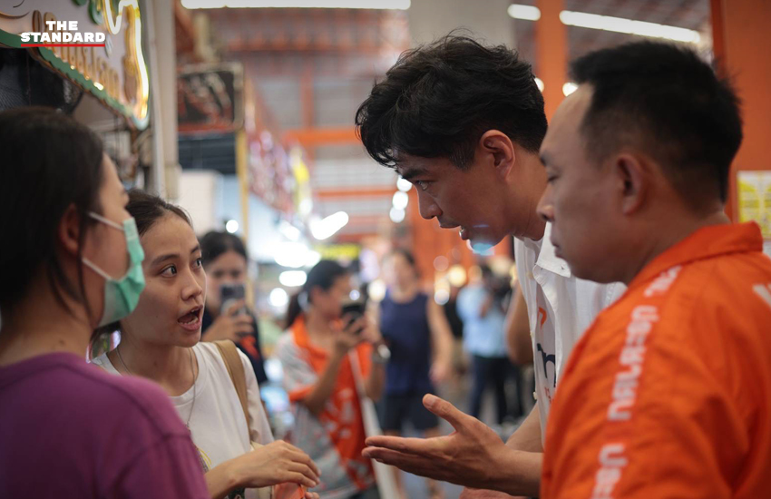 ชัชชาติ สิทธิพันธุ์ กำลังจับมือทักทายกับชัยวัฒน์ สถาวรวิจิตร ระหว่างการหาเสียงในเขตสายไหม 3