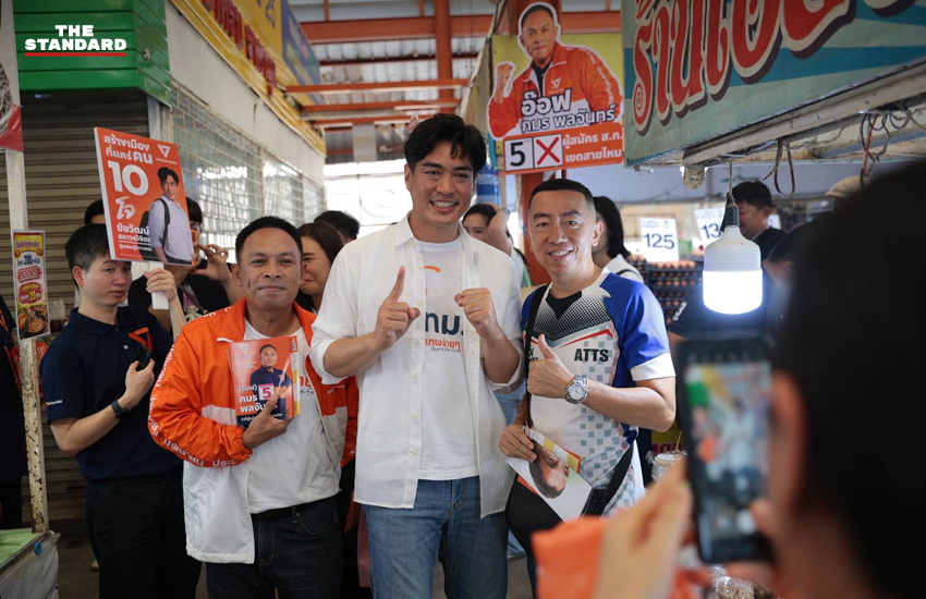 ชัชชาติ สิทธิพันธุ์ กำลังจับมือทักทายกับชัยวัฒน์ สถาวรวิจิตร ระหว่างการหาเสียงในเขตสายไหม 5